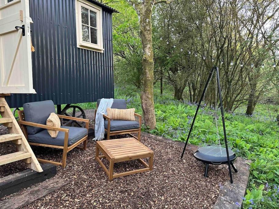 Cornwall Woodland Shepherd'S Hut - Dennis Hut Бодмин Екстериор снимка